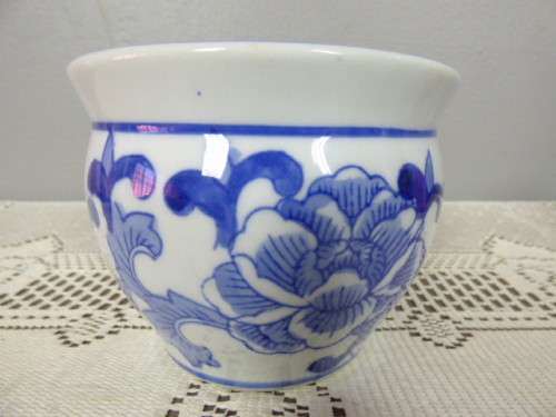 A LOVELY "BLUE AND WHITE" CERAMIC PLANTER POT. GORGEOUS ON DISPLAY IN YOUR HOME/OFFICE!!!