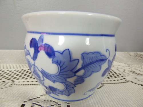 A LOVELY "BLUE AND WHITE" CERAMIC PLANTER POT. GORGEOUS ON DISPLAY IN YOUR HOME/OFFICE!!!
