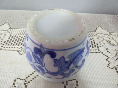 A LOVELY "BLUE AND WHITE" CERAMIC PLANTER POT. GORGEOUS ON DISPLAY IN YOUR HOME/OFFICE!!!