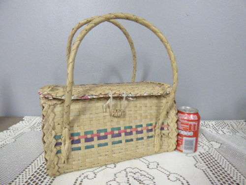 A GORGEOUS CARRY HANDLE, CLOSED BASKET, PERFECT TO CARRY SMALL ITEMS, LUNCH ETC!