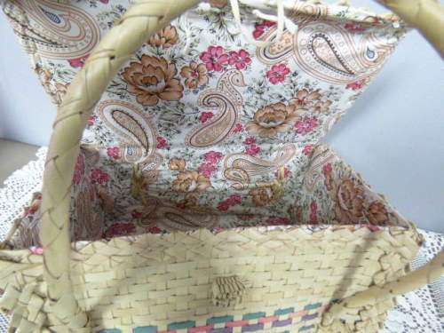 A GORGEOUS CARRY HANDLE, CLOSED BASKET, PERFECT TO CARRY SMALL ITEMS, LUNCH ETC!