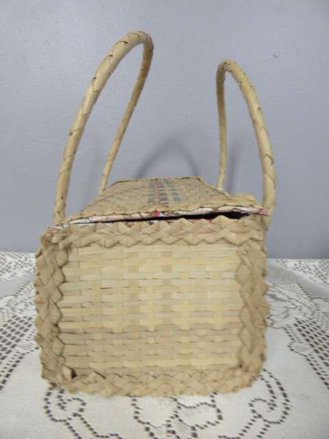 A GORGEOUS CARRY HANDLE, CLOSED BASKET, PERFECT TO CARRY SMALL ITEMS, LUNCH ETC!