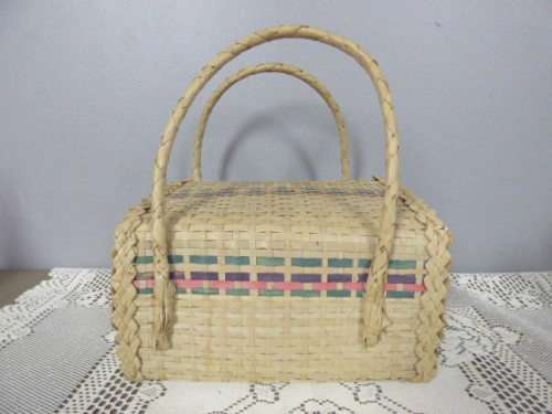 A GORGEOUS CARRY HANDLE, CLOSED BASKET, PERFECT TO CARRY SMALL ITEMS, LUNCH ETC!