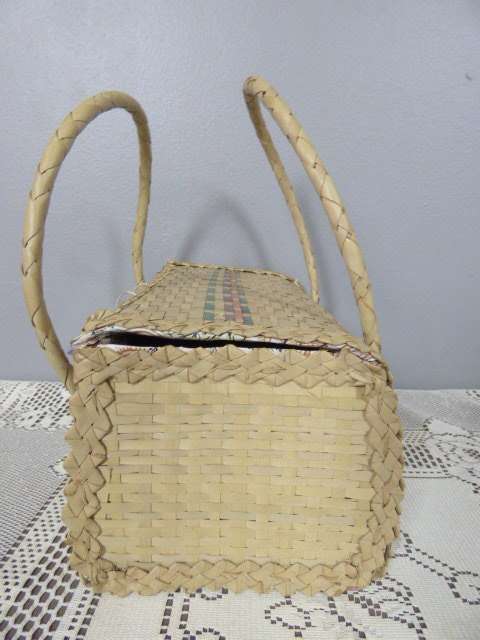 A GORGEOUS CARRY HANDLE, CLOSED BASKET, PERFECT TO CARRY SMALL ITEMS, LUNCH ETC!