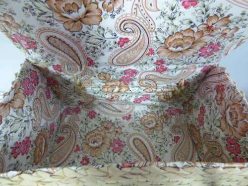 A GORGEOUS CARRY HANDLE, CLOSED BASKET, PERFECT TO CARRY SMALL ITEMS, LUNCH ETC!