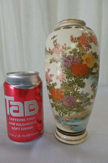 AN EXQUISITE JAPANESE SATSUMA PORCELAIN VASE WITH INCREDIBLE HAND PAINTED TRADITIONAL DETAILING