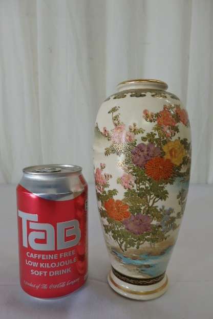 AN EXQUISITE JAPANESE SATSUMA PORCELAIN VASE WITH INCREDIBLE HAND PAINTED TRADITIONAL DETAILING
