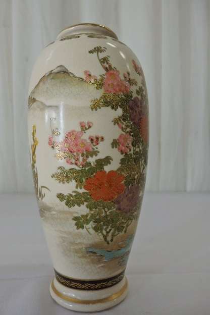 AN EXQUISITE JAPANESE SATSUMA PORCELAIN VASE WITH INCREDIBLE HAND PAINTED TRADITIONAL DETAILING