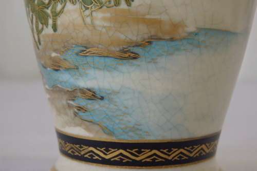 AN EXQUISITE JAPANESE SATSUMA PORCELAIN VASE WITH INCREDIBLE HAND PAINTED TRADITIONAL DETAILING