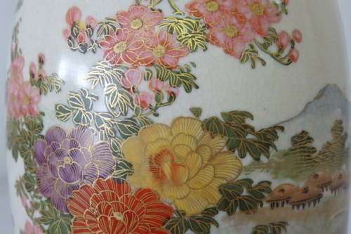 AN EXQUISITE JAPANESE SATSUMA PORCELAIN VASE WITH INCREDIBLE HAND PAINTED TRADITIONAL DETAILING