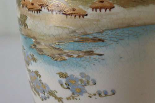 AN EXQUISITE JAPANESE SATSUMA PORCELAIN VASE WITH INCREDIBLE HAND PAINTED TRADITIONAL DETAILING