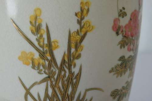 AN EXQUISITE JAPANESE SATSUMA PORCELAIN VASE WITH INCREDIBLE HAND PAINTED TRADITIONAL DETAILING