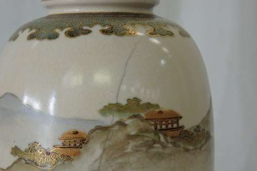 AN EXQUISITE JAPANESE SATSUMA PORCELAIN VASE WITH INCREDIBLE HAND PAINTED TRADITIONAL DETAILING