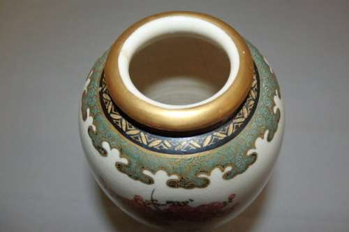 AN EXQUISITE JAPANESE SATSUMA PORCELAIN VASE WITH INCREDIBLE HAND PAINTED TRADITIONAL DETAILING