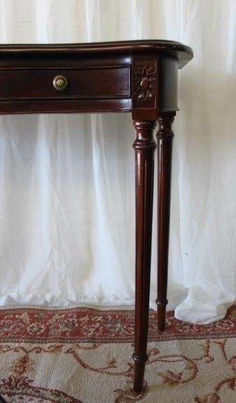 A STYLISH ROSEWOOD HALLWAY TABLE WITH EXQUISITE REEDED LEGS AND TWO DRAWERS