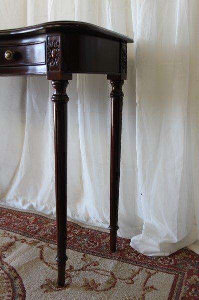A STYLISH ROSEWOOD HALLWAY TABLE WITH EXQUISITE REEDED LEGS AND TWO DRAWERS