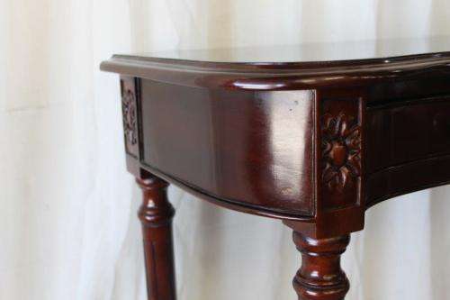 A STYLISH ROSEWOOD HALLWAY TABLE WITH EXQUISITE REEDED LEGS AND TWO DRAWERS