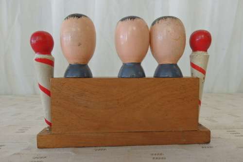 A FABULOUS VINTAGE "BARBER SHOP QUARTET" BAR ACCESSORY SET INCLUDING BOTTLE OPENER ETC