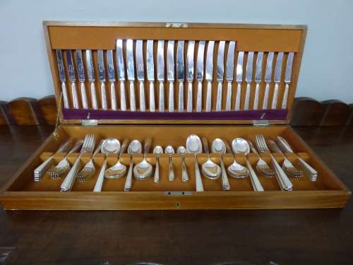 A MAGNIFICENT VINTAGE 117 PIECE COOPER BROs & SONS EPNS CUTLERY SET IN A WOODEN DISPLAY CADDY!