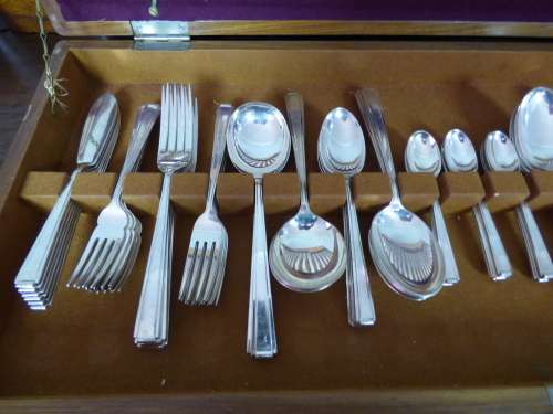 A MAGNIFICENT VINTAGE 117 PIECE COOPER BROs & SONS EPNS CUTLERY SET IN A WOODEN DISPLAY CADDY!