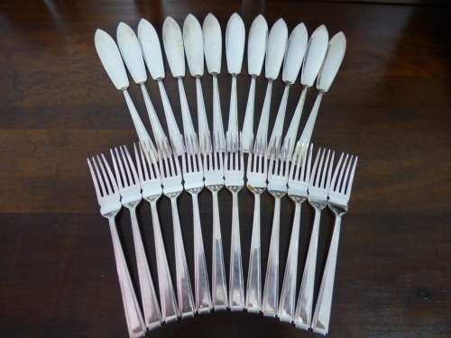 A MAGNIFICENT VINTAGE 117 PIECE COOPER BROs & SONS EPNS CUTLERY SET IN A WOODEN DISPLAY CADDY!