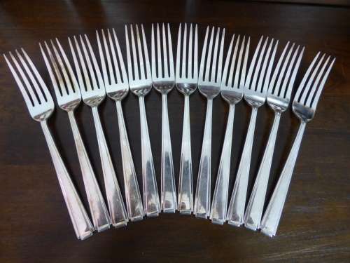 A MAGNIFICENT VINTAGE 117 PIECE COOPER BROs & SONS EPNS CUTLERY SET IN A WOODEN DISPLAY CADDY!