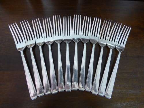 A MAGNIFICENT VINTAGE 117 PIECE COOPER BROs & SONS EPNS CUTLERY SET IN A WOODEN DISPLAY CADDY!