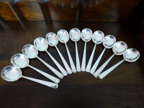 A MAGNIFICENT VINTAGE 117 PIECE COOPER BROs & SONS EPNS CUTLERY SET IN A WOODEN DISPLAY CADDY!