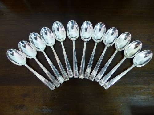 A MAGNIFICENT VINTAGE 117 PIECE COOPER BROs & SONS EPNS CUTLERY SET IN A WOODEN DISPLAY CADDY!