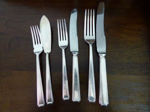 A MAGNIFICENT VINTAGE 117 PIECE COOPER BROs & SONS EPNS CUTLERY SET IN A WOODEN DISPLAY CADDY!