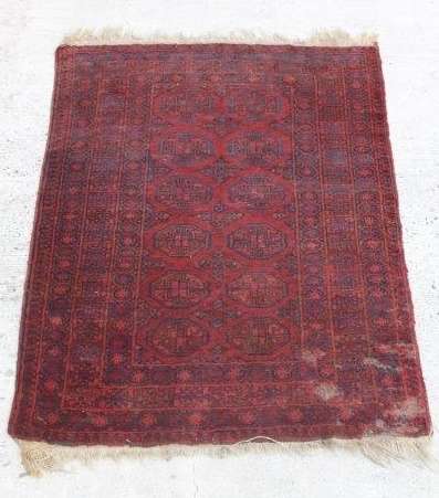 AN INCREDIBLE ANTIQUE PERSIAN CARPET (1.9m 1.35m) IN TRADITIONAL DEEP RED & BLUE COLOURS