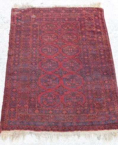 AN INCREDIBLE ANTIQUE PERSIAN CARPET (1.9m 1.35m) IN TRADITIONAL DEEP RED & BLUE COLOURS