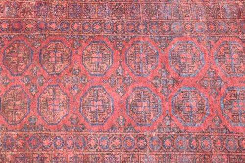 AN INCREDIBLE ANTIQUE PERSIAN CARPET (1.9m 1.35m) IN TRADITIONAL DEEP RED & BLUE COLOURS