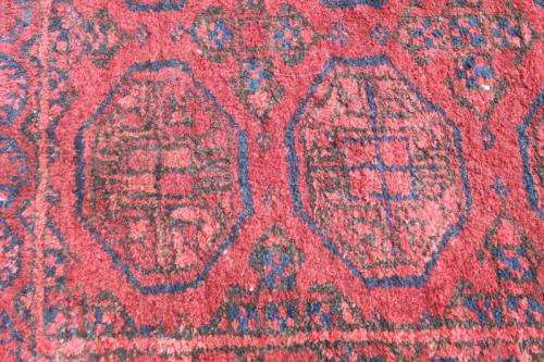 AN INCREDIBLE ANTIQUE PERSIAN CARPET (1.9m 1.35m) IN TRADITIONAL DEEP RED & BLUE COLOURS