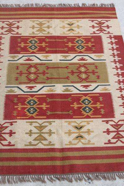 A FABULOUS PERSIAN GELIM CARPET (2.35m 1.65m) WITH WHITE AS A BASE AND OLIVE GREEN & RUST DETAILING