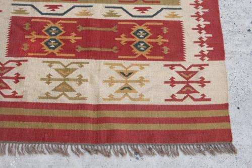 A FABULOUS PERSIAN GELIM CARPET (2.35m 1.65m) WITH WHITE AS A BASE AND OLIVE GREEN & RUST DETAILING