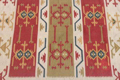 A FABULOUS PERSIAN GELIM CARPET (2.35m 1.65m) WITH WHITE AS A BASE AND OLIVE GREEN & RUST DETAILING