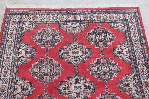 ***ABSOLUTE BARGAIN** A TRULY SPECTACULAR (2.7m x 1.8m) PAKISTANI TRADITIONAL BUKHARA PERSIAN CARPET