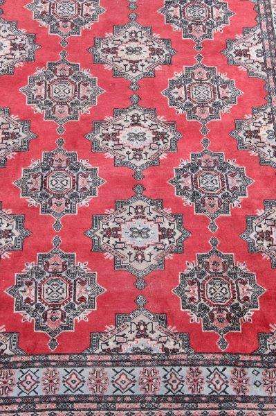 ***ABSOLUTE BARGAIN** A TRULY SPECTACULAR (2.7m x 1.8m) PAKISTANI TRADITIONAL BUKHARA PERSIAN CARPET