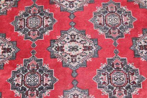 ***ABSOLUTE BARGAIN** A TRULY SPECTACULAR (2.7m x 1.8m) PAKISTANI TRADITIONAL BUKHARA PERSIAN CARPET