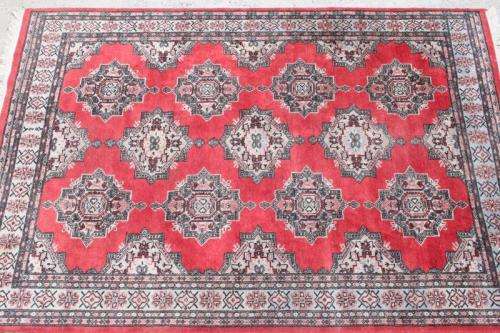 ***ABSOLUTE BARGAIN** A TRULY SPECTACULAR (2.7m x 1.8m) PAKISTANI TRADITIONAL BUKHARA PERSIAN CARPET