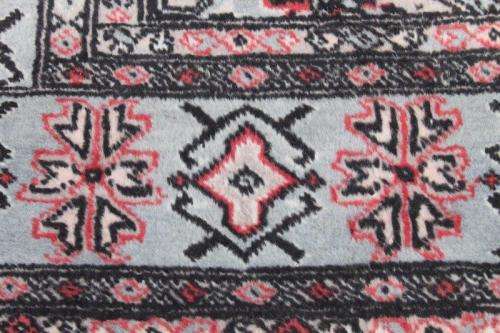 ***ABSOLUTE BARGAIN** A TRULY SPECTACULAR (2.7m x 1.8m) PAKISTANI TRADITIONAL BUKHARA PERSIAN CARPET