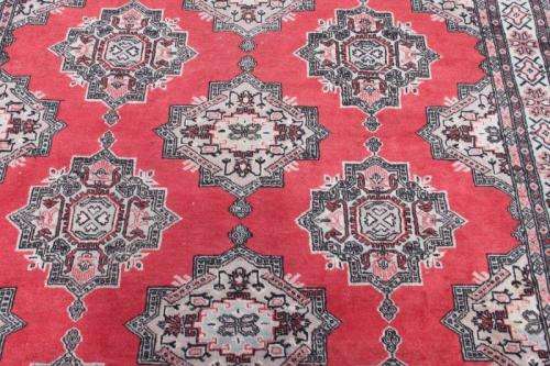 ***ABSOLUTE BARGAIN** A TRULY SPECTACULAR (2.7m x 1.8m) PAKISTANI TRADITIONAL BUKHARA PERSIAN CARPET