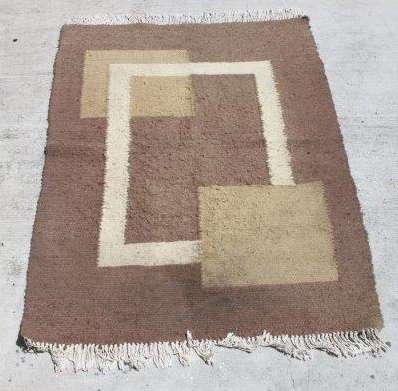 A WONDERFUL (2.2m x 1.7m) BROWN PURE WOOL WOVEN CARPET WITH SAND BROWN AND BEIGE/ TAN DETAILING
