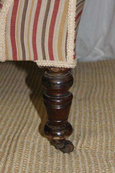 A MAGNIFICENT ANTIQUE EDWARDIAN WALNUT CARVED CHAISE-LONGUE SOFA ON ITS ORIGINAL CASTORS