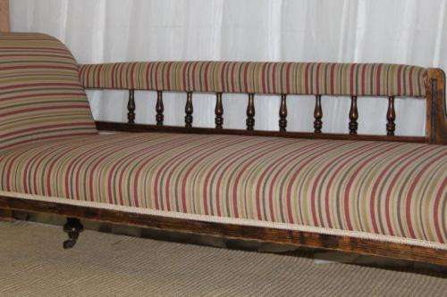 A MAGNIFICENT ANTIQUE EDWARDIAN WALNUT CARVED CHAISE-LONGUE SOFA ON ITS ORIGINAL CASTORS