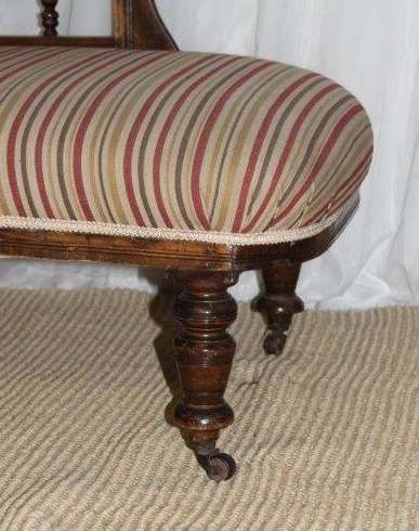 A MAGNIFICENT ANTIQUE EDWARDIAN WALNUT CARVED CHAISE-LONGUE SOFA ON ITS ORIGINAL CASTORS