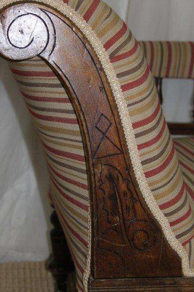 A MAGNIFICENT ANTIQUE EDWARDIAN WALNUT CARVED CHAISE-LONGUE SOFA ON ITS ORIGINAL CASTORS