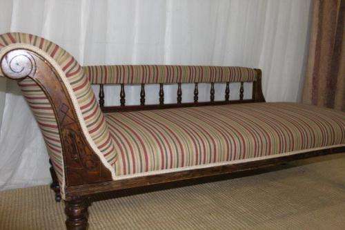 A MAGNIFICENT ANTIQUE EDWARDIAN WALNUT CARVED CHAISE-LONGUE SOFA ON ITS ORIGINAL CASTORS
