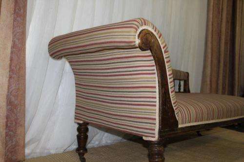 A MAGNIFICENT ANTIQUE EDWARDIAN WALNUT CARVED CHAISE-LONGUE SOFA ON ITS ORIGINAL CASTORS